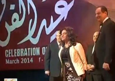 عدلى منصور يكرم الفنانة ماجدة الصباحي